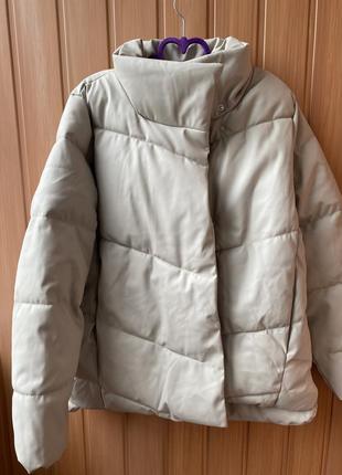 Зимняя куртка из экокожи на заклепках3 фото