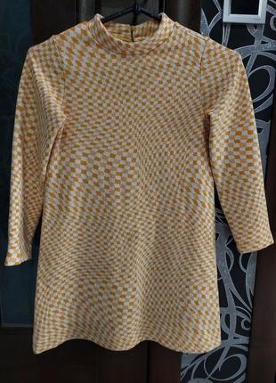 Платье с длинным рукавом шахматная абстракция zara горчичного цвета 6-8 лет