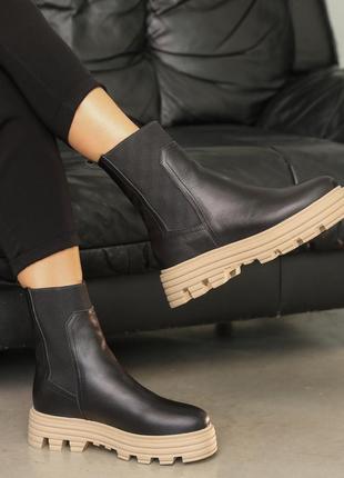 Стильні трендові чорні жіночі черевики челсі на бежевій підошві,шкіряні/шкіра-жіноче взуття на зиму