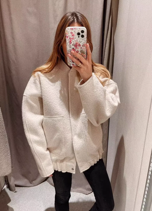 Бомбер молочный в стиле zara