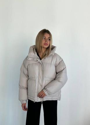 Женская бежевая стильная дутая куртка с большими карманами невероятно легкая и тепленькая2 фото