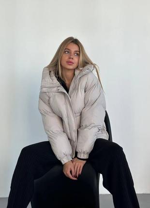 Женская бежевая стильная дутая куртка с большими карманами невероятно легкая и тепленькая8 фото