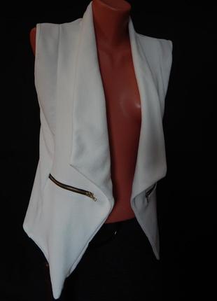 Стильная белая жилетка le 1+1 (размер 10-12)