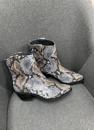 Эксклюзивные ботинки казаки из натуральной итальянской кожи и замши женские рептилия5 фото