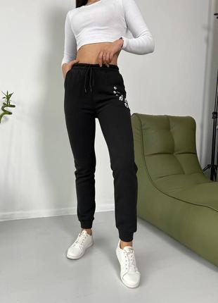 Теплые спортивные штаны джоггеры с высокой посадкой на резинке со шнурком с принтом лапки карманами модные базовые10 фото