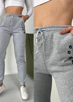 Теплые спортивные штаны джоггеры с высокой посадкой на резинке со шнурком с принтом лапки карманами модные базовые5 фото