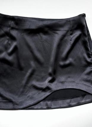 Черная атласная мини юбка bershka с разрезом на ноге, базовая черная мини юбка с акцентом4 фото