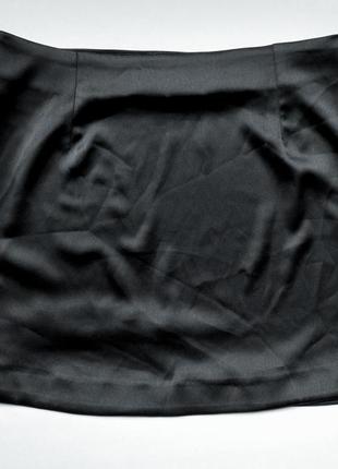 Черная атласная мини юбка bershka с разрезом на ноге, базовая черная мини юбка с акцентом5 фото