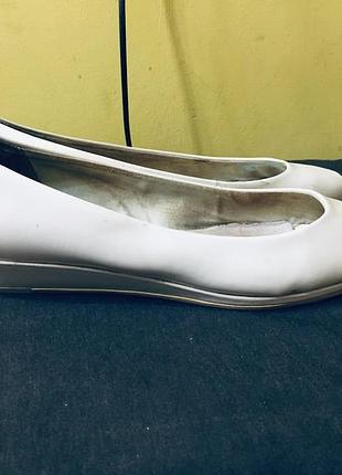 Белые лакированные туфли