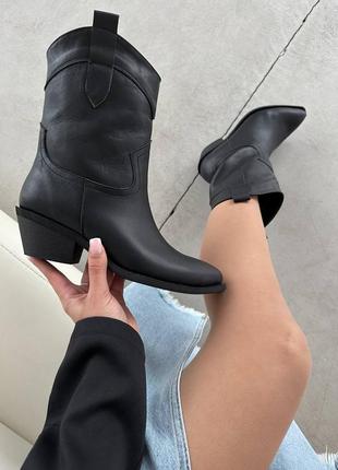 Натуральные кожаные трендовые демисезонные черные ботинки - козаки