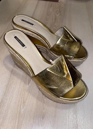 Женские шлепанцы на высокой платформе