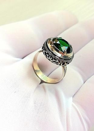 Массивное серебряное кольцо с зеленым камнем