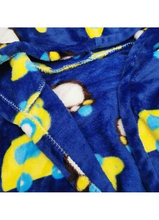 Плюшевый халат с поясом и капюшоном с принтом машинки3 фото