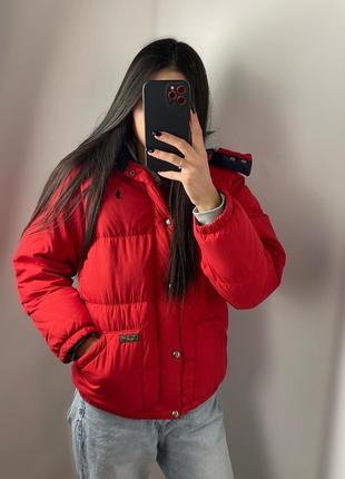 Пуховик polo ralph lauren красный дутая куртка поло короткая теплая с капюшоном дутик10 фото