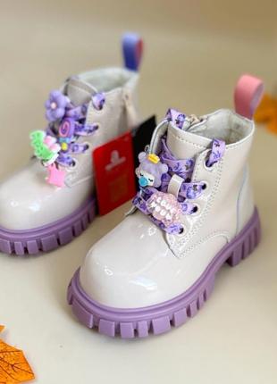 Осенние теплые ботинки с украшениями