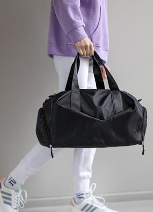 Спортивная женская сумка на 4 отделения "конверт" для спортзала, компактный размер 41x23x23 см - черная2 фото