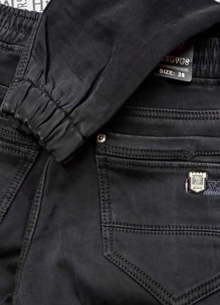 Чоловічі джинси теплі на резинці джогери на флісі темного кольору5 фото