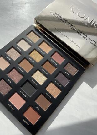 Iconic london booming & gleaming eyeshadow palette