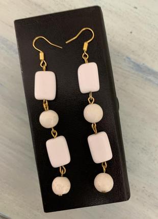 Белые серьги с золотистыми вставками