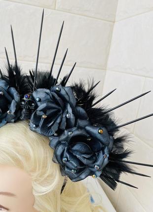Віночок вінок обруч ободок корона готична чорна з черепом квітами пірʼям helloween хелоуін хеловін4 фото