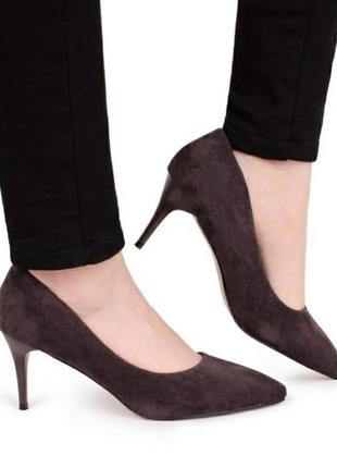 Стильні сірі замшеві туфлі човники на шпильці з гострим носком красиві модні2 фото