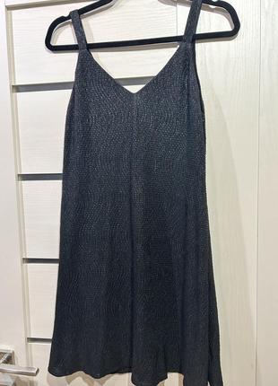 Коротка чорна сукня, жатка