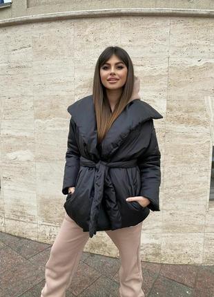 Женское удлиненное бежевое зимнее куртка одеяло на запах.