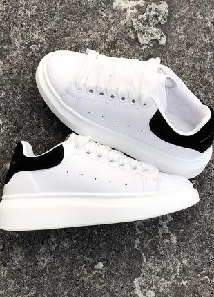 Женские стильные alexander mcqueen white black кроссовки/кеды маквин демисезонные