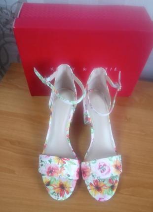 Босоножки бренда kelly & katie
