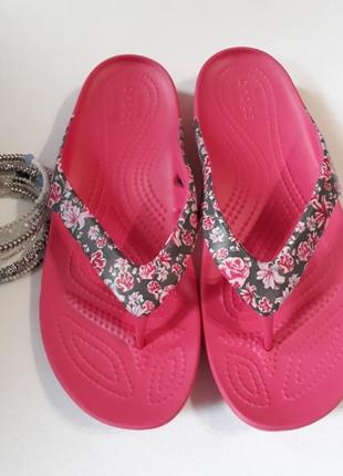 Шлепанцы босоножки crocs isabella kadee 11 graphic flip оригинал.