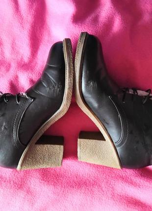 Черные короткие ботинки на каблуке6 фото