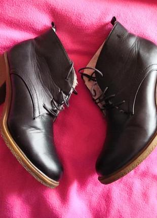 Черные короткие ботинки на каблуке5 фото