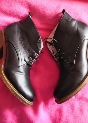 Черные короткие ботинки на каблуке7 фото