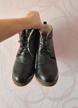 Черные короткие ботинки на каблуке3 фото