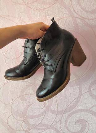 Черные короткие ботинки на каблуке2 фото