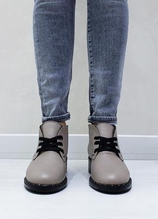 Кожаные демисезонные ботинки на низком каблуке2 фото