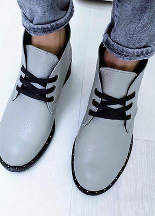 Кожаные демисезонные ботинки на низком каблуке
