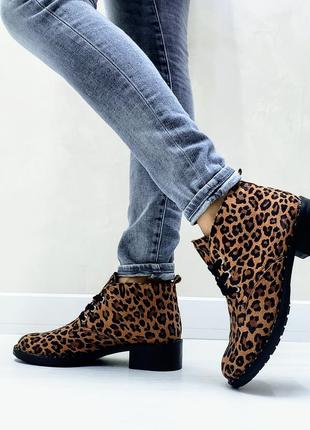 Леопардовые демисезонные ботинки на низком каблуке3 фото