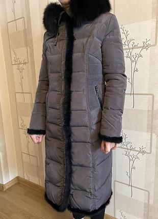 Женский пуховик серого цвета