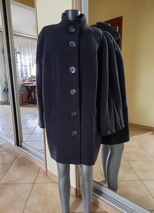 Шерстяное с карманами пальто большого размера