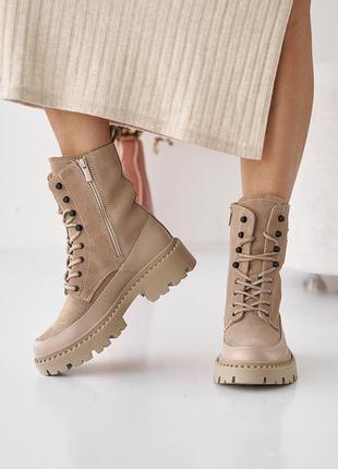 Стильные качественные бежевые женские высокие ботинки зимние замшевые/замша-женская обувь на зиму3 фото