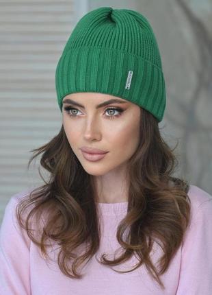 Вязаная шапка женская теплая трикотажная зеленая