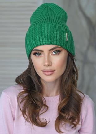 В'язана шапка жіноча тепла з відворотом зелена