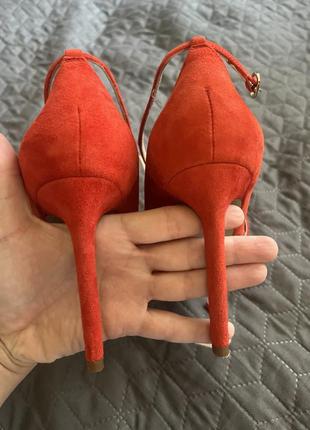 Красные туфли на шпильках