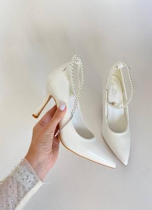Белые свадебные туфли с бусинками4 фото