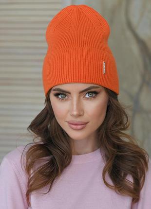 Вязаная шапка женская теплая с отворотом оранжевая1 фото