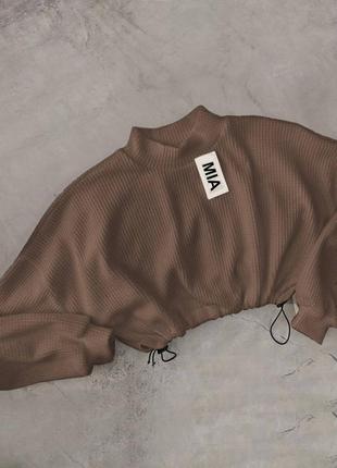 Трендовый свитер на затяжках оверсайз с надписью миа объемный вафелька мягкий теплый1 фото