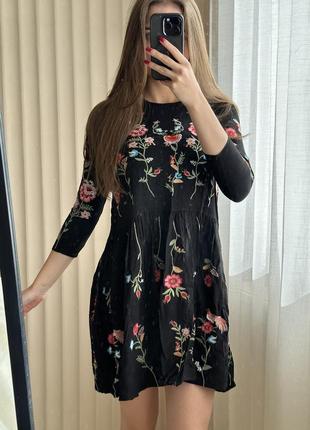 Платье с вышивкой