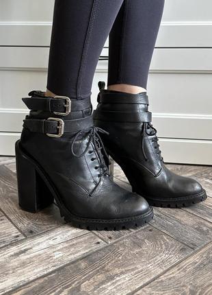 Zara натуральные кожаные демисезонные ботинки на каблуке1 фото