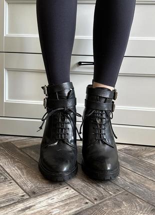 Zara натуральные кожаные демисезонные ботинки на каблуке3 фото